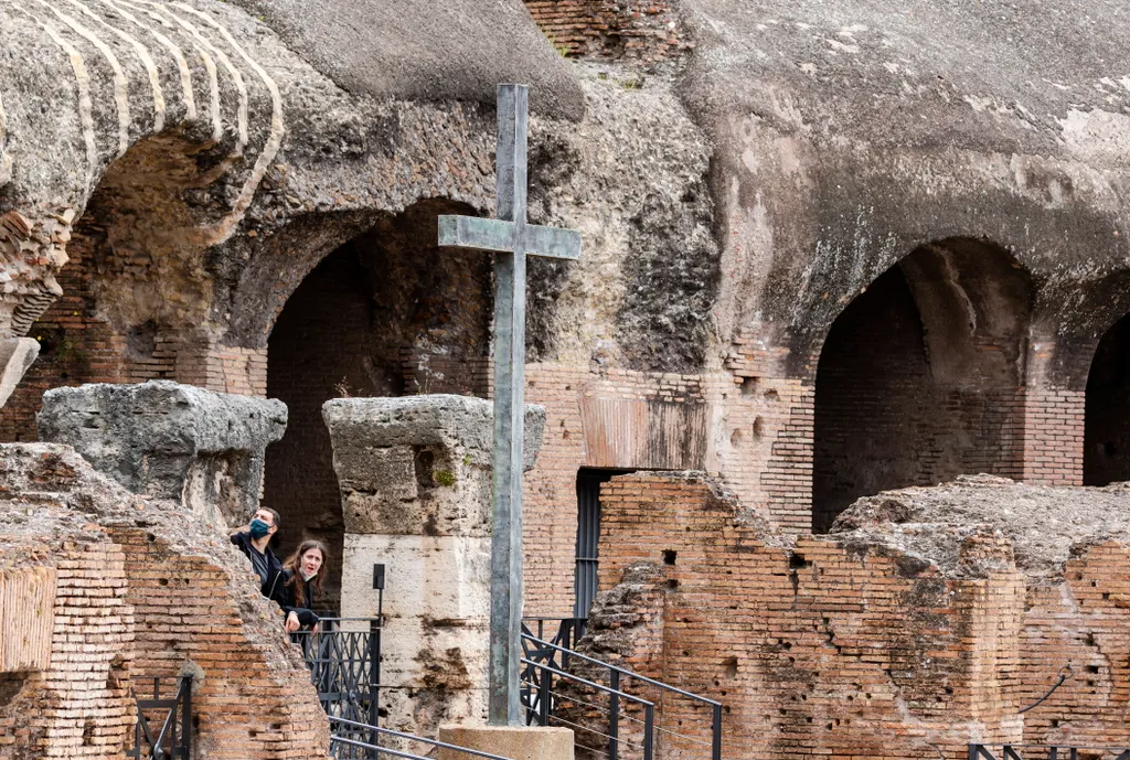 Látogatók a római Colosseumban 