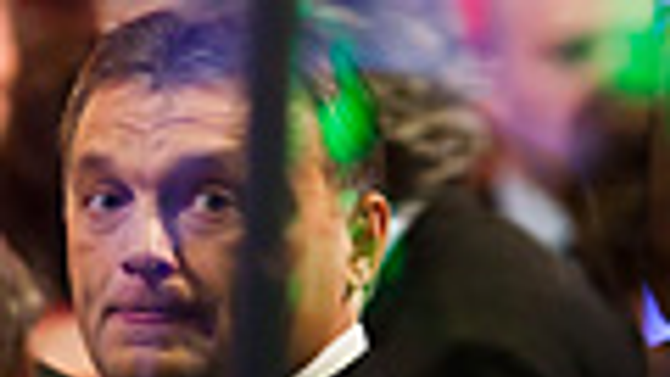 Orbán Viktor és bankárok, orbán nem mer a bankárokkal együtt mutatkozni cikkhez,