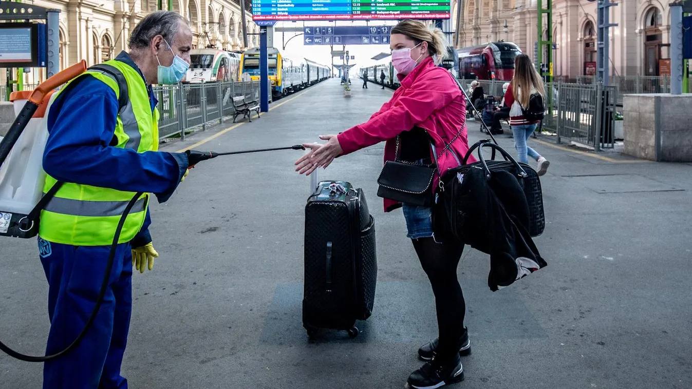 Koronavírus, vírus, Budapest, Keleti pályaudvar, vonat, vasút, vasútállomás, maszk, arcmaszk, fertőtlenítő, fertőtlenítés, utas, utazás 