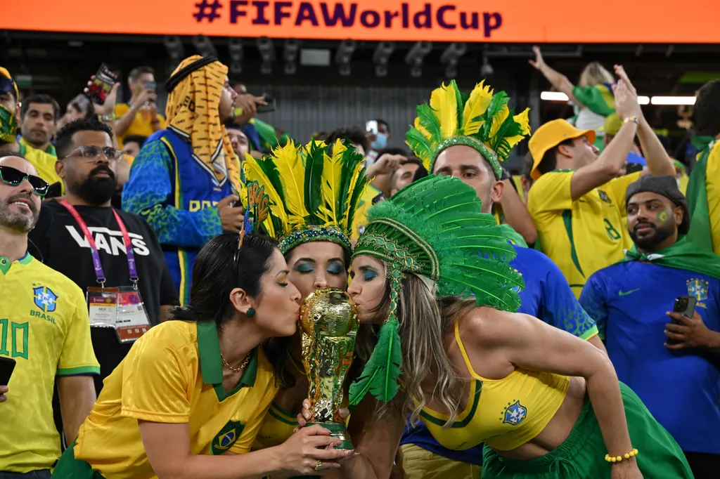 fbl Horizontal FOOTBALL WORLD CUP SPORTS FAN WOMAN TROPHY KISS 