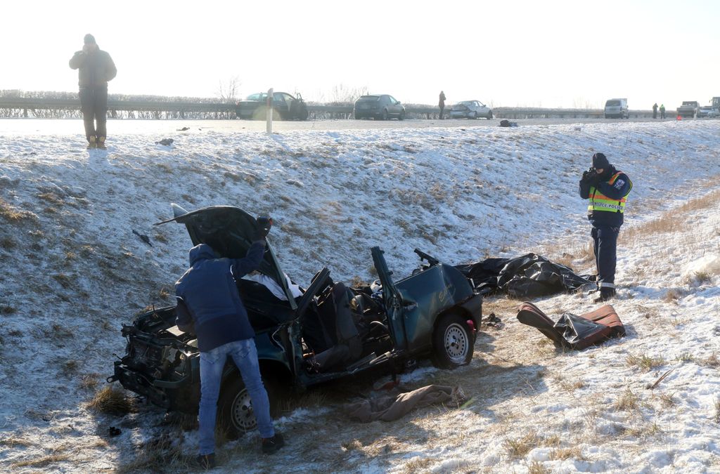 Mezőkeresztes, 2019. január 21.
Összeroncsolódott személyautó mellett dolgoznak rendőrök az M3-as autópályán, Mezőkeresztes térségében 2019. január 21-én. Az autópálya Budapest felé vezető oldalán, a geleji pihenő közelében nyolc személygépkocsi rohant egymásba. Az elsődleges információk szerint a balesetben hárman meghaltak, ketten életveszélyesen, négyen könnyebben megsérültek.
MTI/Vajda János 