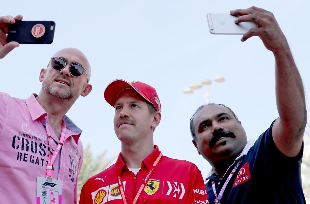 Forma-1, Sebastian Vettel, Scuderia Ferrari, Bahreini Nagydíj, szurkolók, szelfi, selfie 