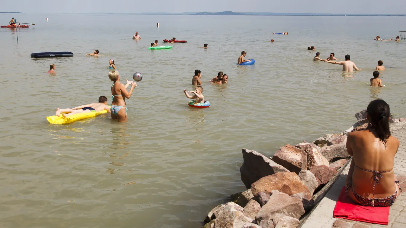 Balatongyörök, 2015. július 1.
Fürdőzők a Balatonban a balatongyöröki strandon 2015. július 1-jén.
MTI Fotó: Varga György 