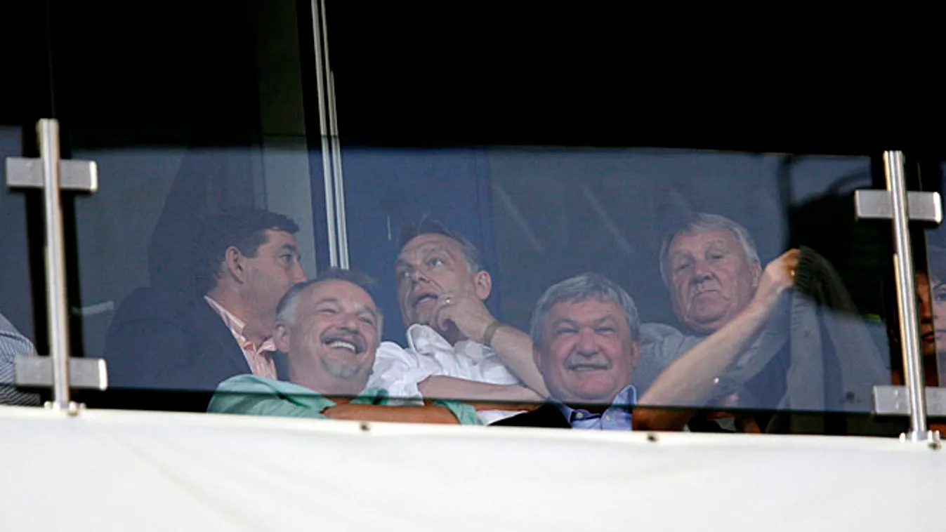 Orbán Viktor, Csányi Sándor és Hernádi Zsolt a Videoton Sturm Graz elleni meccsén a sóstói stadionban 