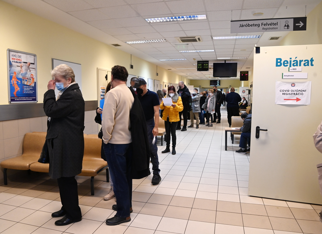 Elkezdődött az oltási akcióhét, sokan vannak az oltópontokon, Magyar Honvédség Egészségügyi Központ, 2021.11.22. 