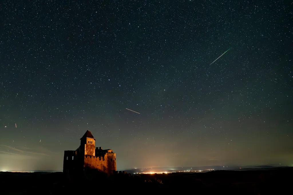 Lenyűgöző képeken a Perseida meteorraj a hollókői vár felett, galéria, 2023 