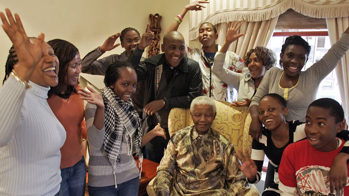 Mandela rokonai, Nelson Mandela unokái gyűrűjében, 90. születésnapján, Qunu, Dél-Afrika 2008. július.
