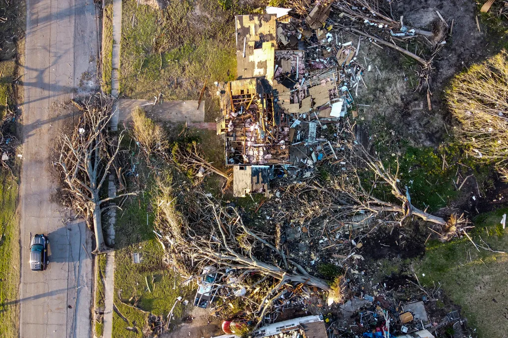 Mississippi, pusztítás, tornádó, Egyesült Államok  At least 19 dead in Mississippi tornado, storms: ABC News Horizontal AERIAL VIEW 