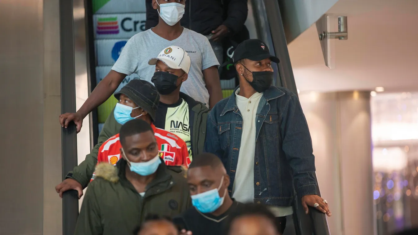 Johannesburg, Dél-Afrika, a koronavírus-járvány miatt védőmaszkot viselő emberek egy johannesburgi üzletközpont mozgólépcsőjén 