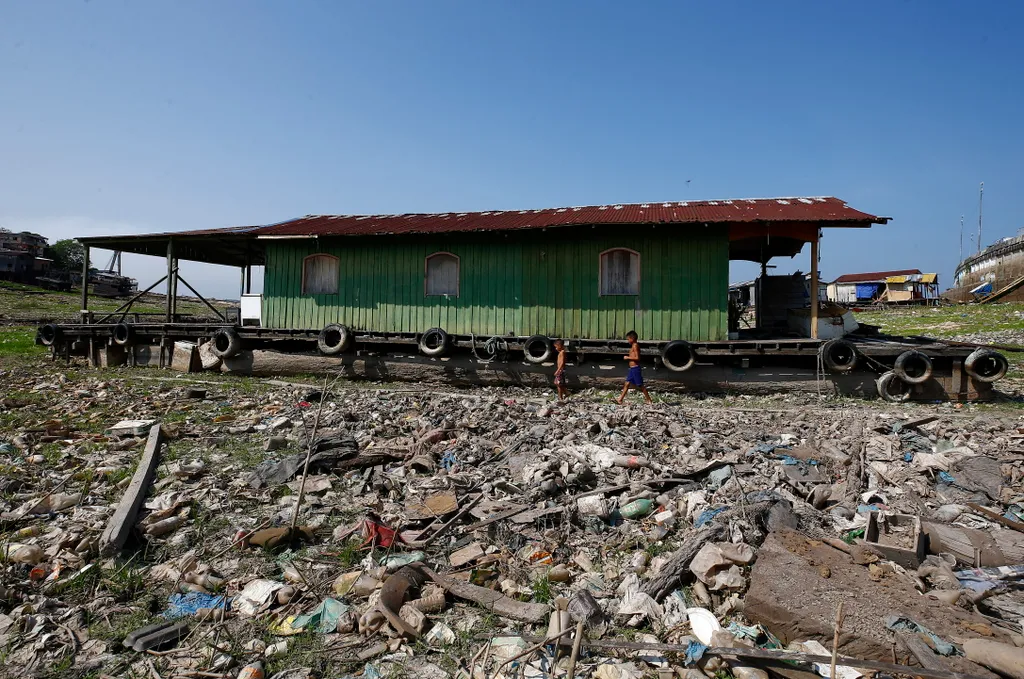 Aszály Brazília kiszáradt Rio Negro folyó  előtt a csaknem teljesen kiszáradt Rio Negro folyó szeméttel borított medrében, Manaus városban 2023. szeptember 26-án.
MTI/AP/Edmar Barros 