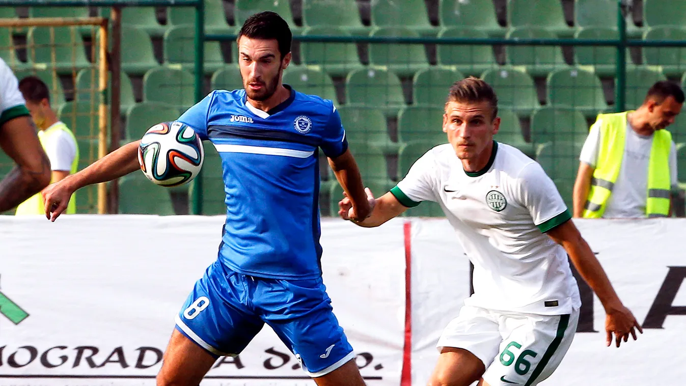 Szarajevó, 2015. július 23.
Emir Dilaver, a Ferencváros (j) és Riad Bajic, a bosnyák Zeljeznicar játékosa a labdarúgó Európa Liga selejtezőjének második fordulójában játszott visszavágó mérkőzésükön a szarajevói Asim Ferhatovic Stadionban 2015. július 23-