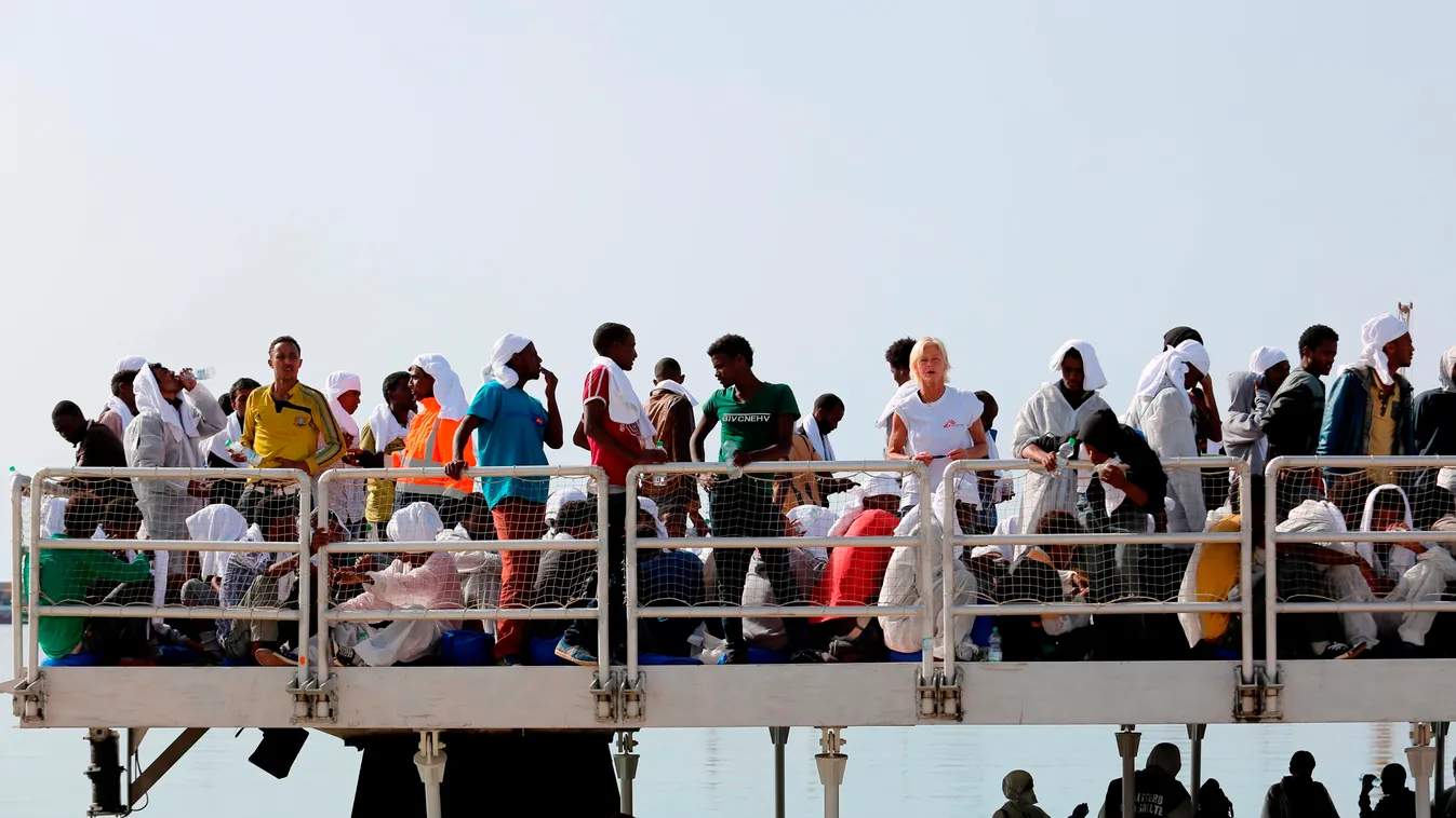 Illegális menekültek a Földközi-tengeren 