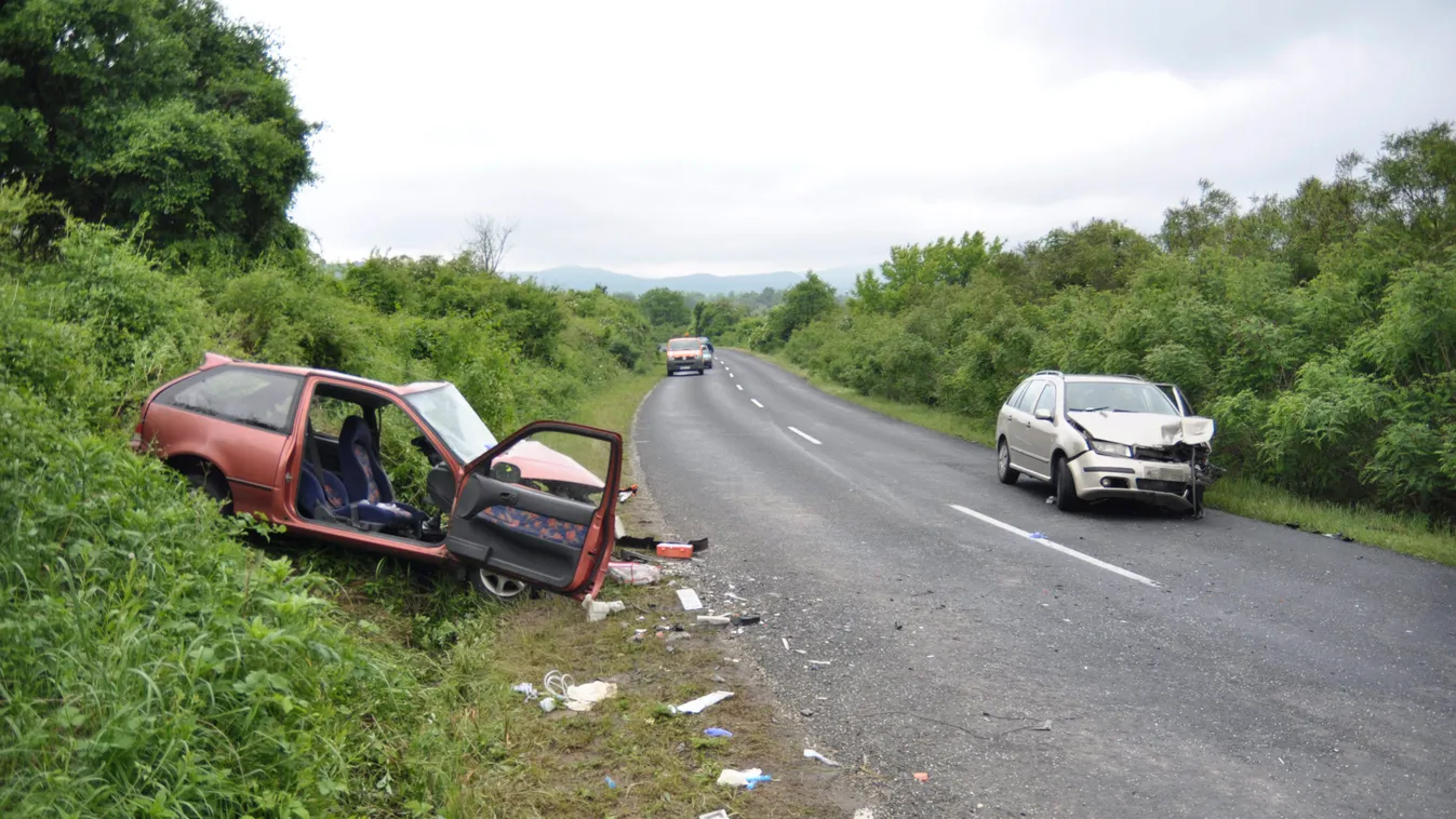 Csobánka, 2015. május 23.
Összetört személygépkocsik Csobánka határában, miután a járművek frontálisan ütköztek 2015. május 23-án. A balesetben egy nő életét vesztette, három ember, közöttük két gyermek súlyosan megsérült.
MTI Fotó: Mihádák Zoltán 