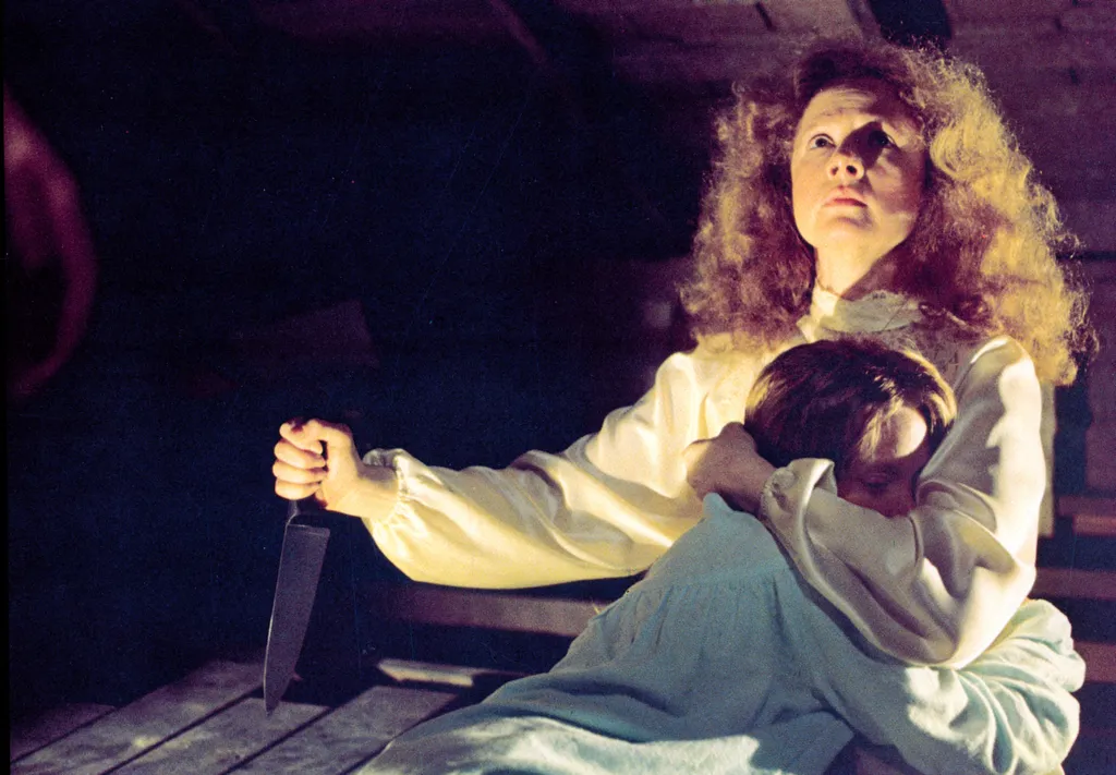 carrie (1976) usa Cinéma enfant arme blanche couteau (weapon) Horizontal CHILD KNIFE 