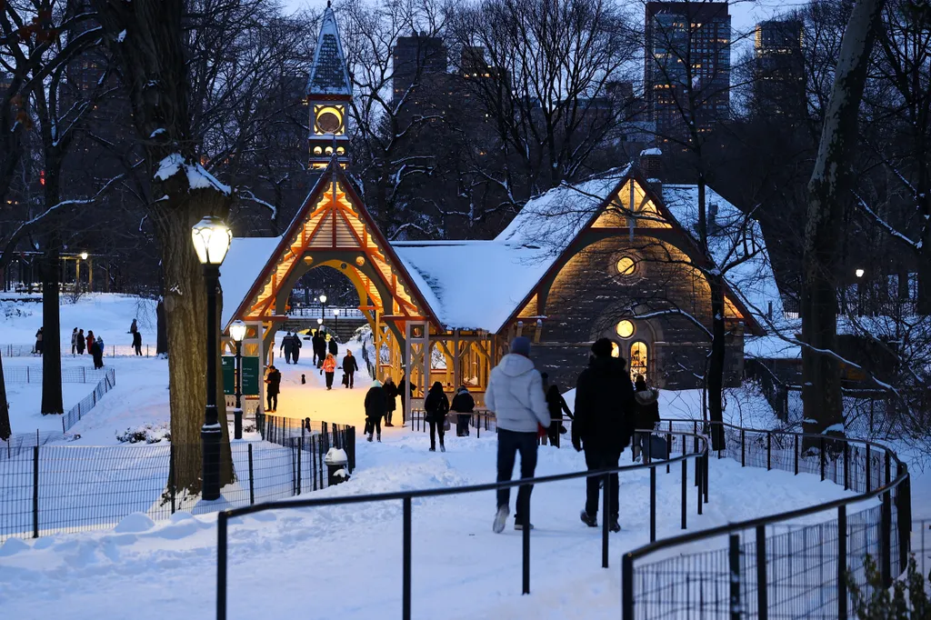 Hóvihar Egyesült Államok 2022.01.30. 
 Snowfall at Central Park in NY ​​​​​​​Snowy weather,Bow Bridge Central Park,Centr Horizontal 