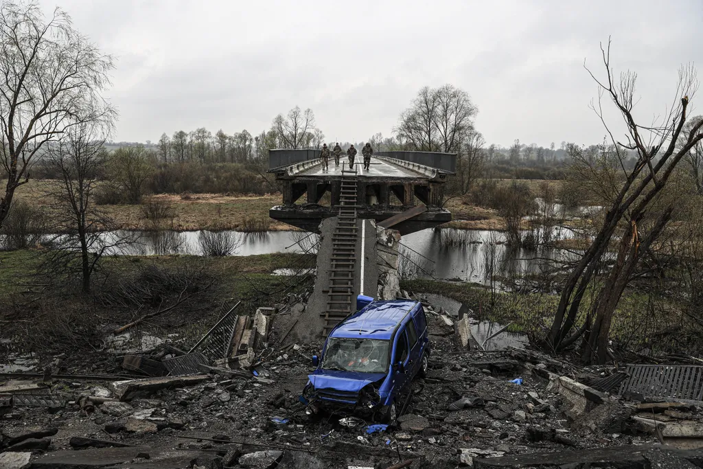 Ukrán válság 2022, orosz, ukrán, háború, Ukrajna, Borodjanka, rakétatámadás, lerombolt híd, ukrán katonák 