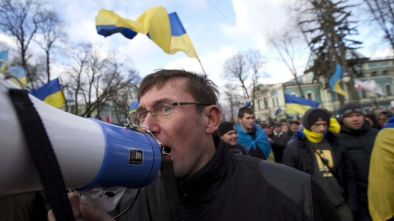 Tüntetők az ukrán kormány épülete előtt Kijevben, a tüntetők Ukrajna európai integrációjának leállítása miatt tiltakoznak és követelik a kormány lemondását