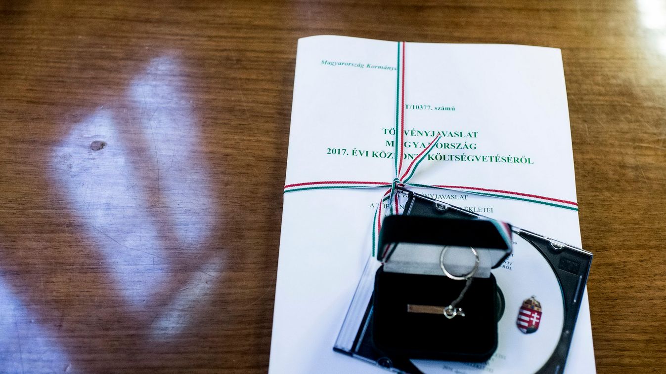 A 2017. évi költségvetési törvényjavaslat 2016. április 26-án az Országház Delegációs termében, ahol Varga Mihály nemzetgazdasági miniszter benyújtotta a jövő évi büdzsé tervezetét. 