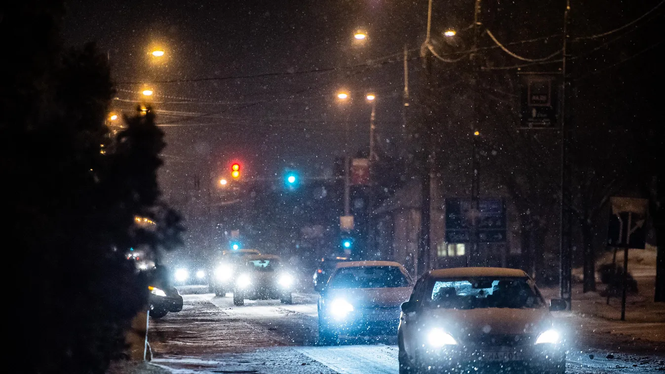 hó, havazás, hóesés, hajnal, időjárás, havas út, csúszós út, fagy, Budapest, 2021.02.11. 