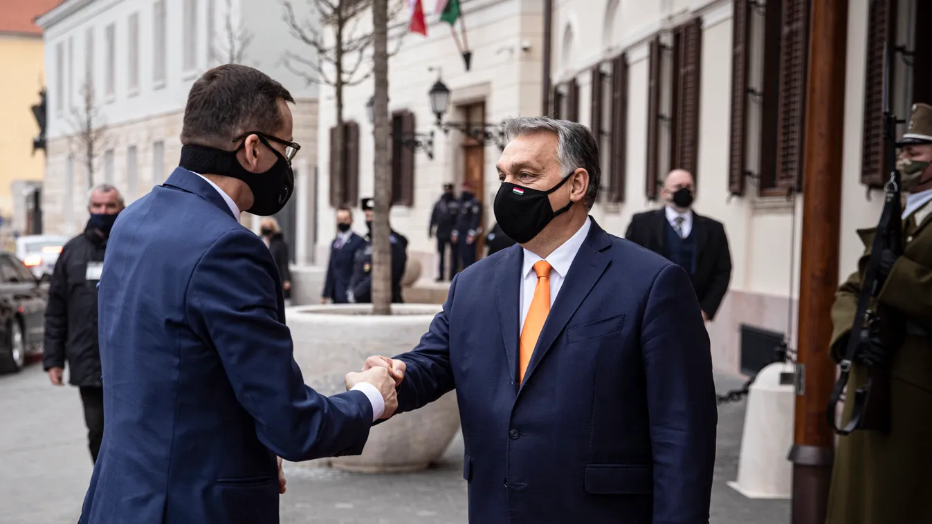 Budapest, 2020. november 26.
A Miniszterelnöki Sajtóiroda által közreadott képen Orbán Viktor miniszterelnök (j) és Mateusz Morawiecki lengyel kormányfő találkozója a Karmelita kolostorban 2020. november 26-án. A tárgyalás napirendjén az EU költségvetésén