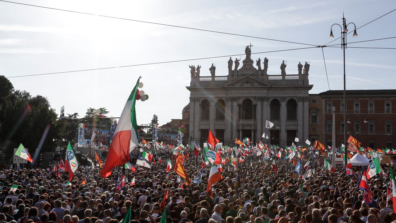 BERLUSCONI, Silvio; SALVINI, Matteo Róma, 2019. október 19.
Résztvevők az Olasz büszkeség címmel szervezett jobboldali demonstráción Rómában 2019. október 19-én. A jobboldali rendezvényt Matteo Salvini volt olasz belügyminiszter, az ellenzéki Északi Liga 