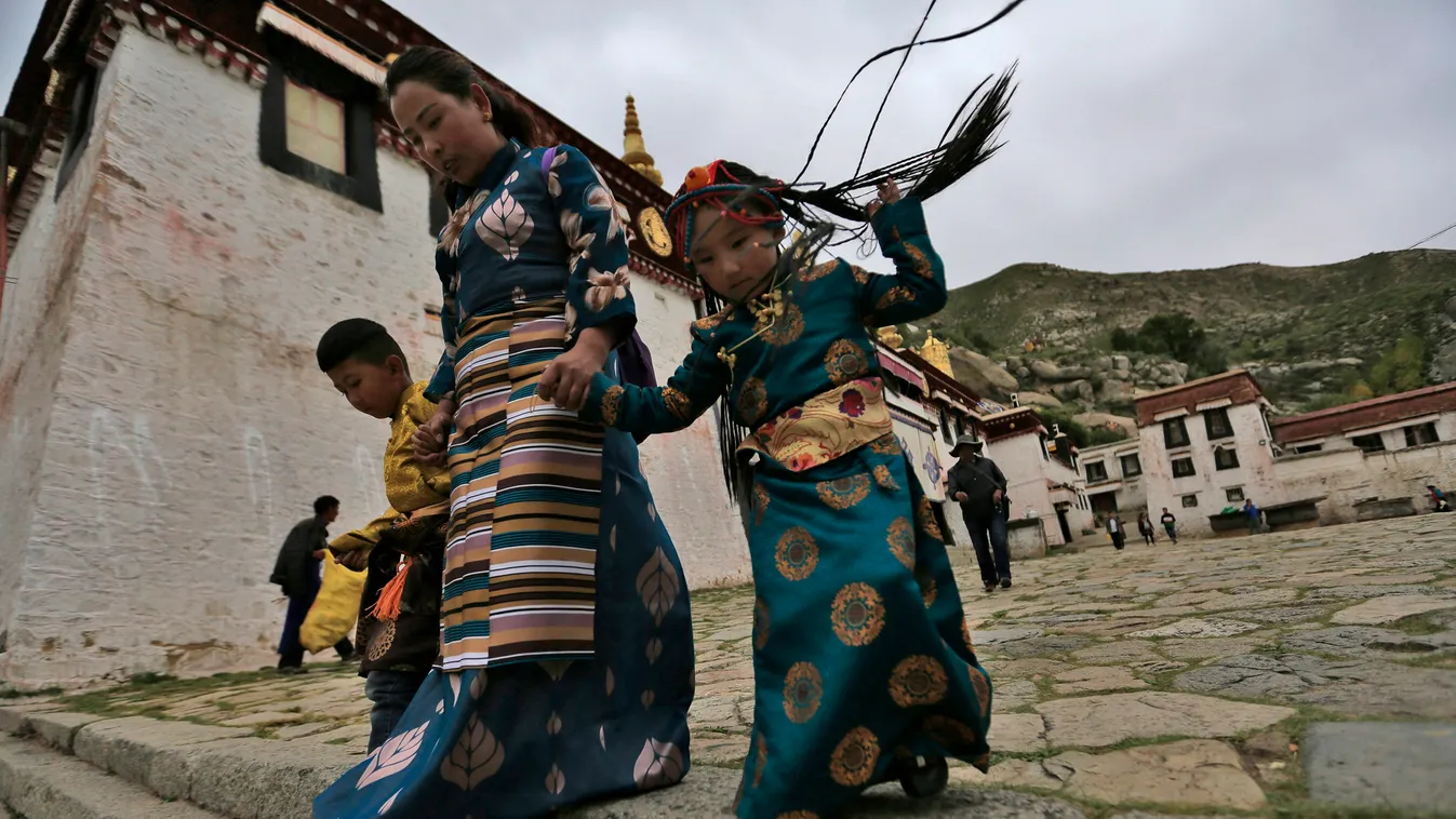 Lhásza, 2016. szeptember 21.
Tibeti zarándokok sétálnak a Szera kolostor (Vadrózsa kolostor) közelében a Kínához tartozó tibeti autonóm tartomány fővárosától, Lhászától 2 kilométerre északra 2016. szeptember 11-én.  A Szera kolostor egyike a három nagy ge