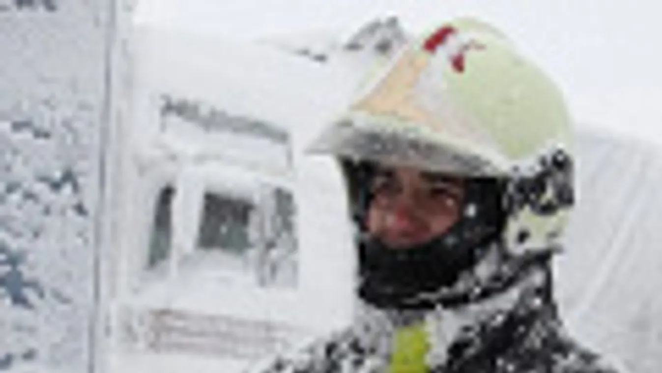 hó, havazás, Tűzoltó az M7-es autópályán, Nagykanizsa közelében, ahol tömeges baleset történt