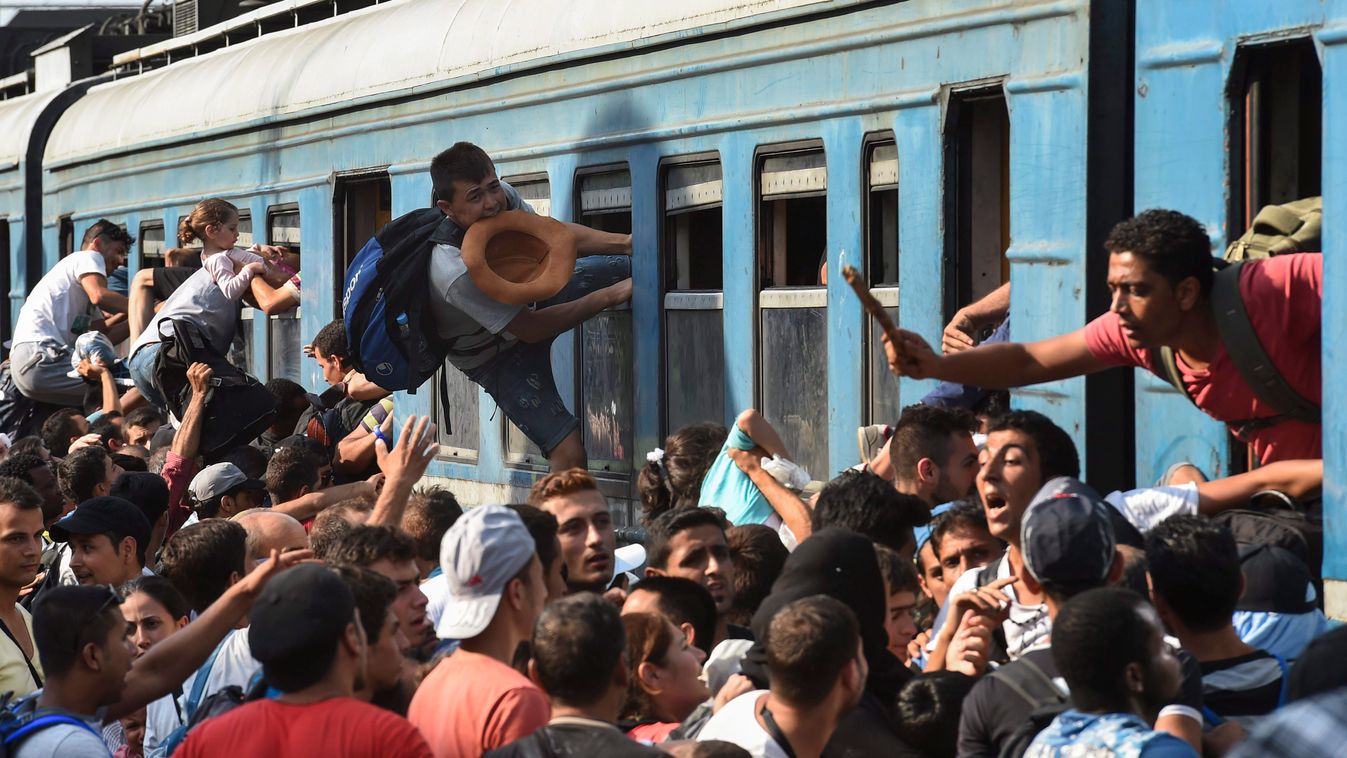bemászik az ablakon illegális bevándorlás illegális bevándorló KÖZLEKEDÉSI ESZKÖZ menekült SZEMÉLY tömeg vonat 