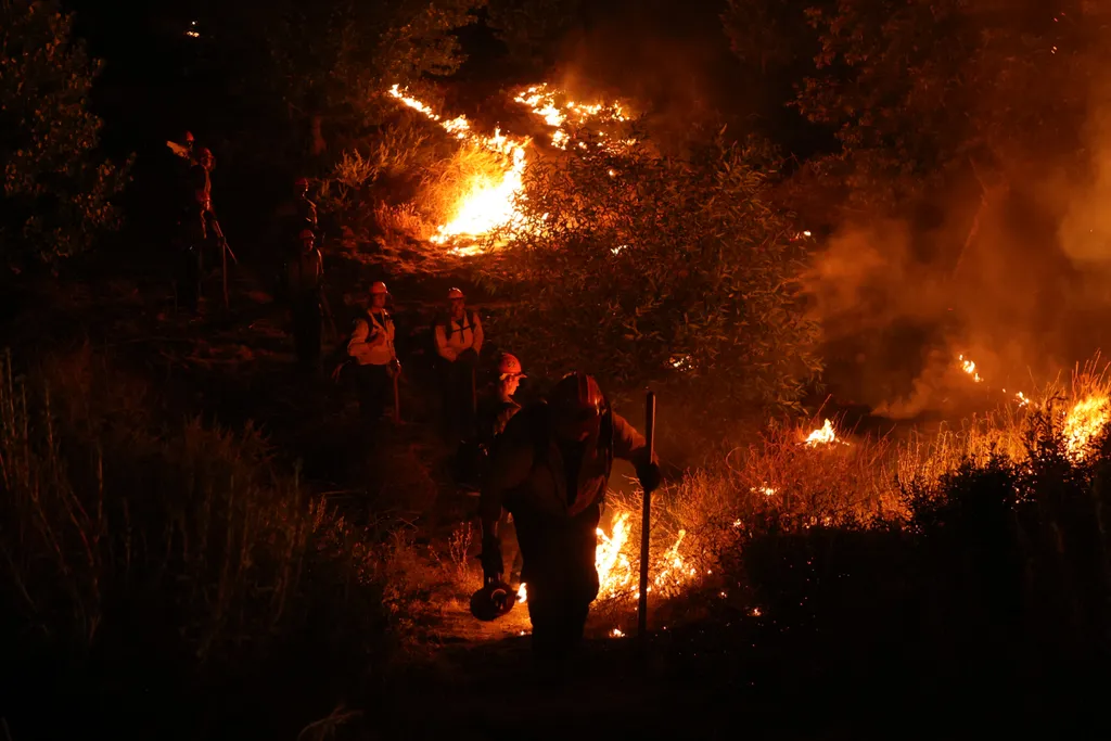 Erdőtűz, tűz, tűzoltó, Moreno Valley, Kalifornia, 2023.07.16. 