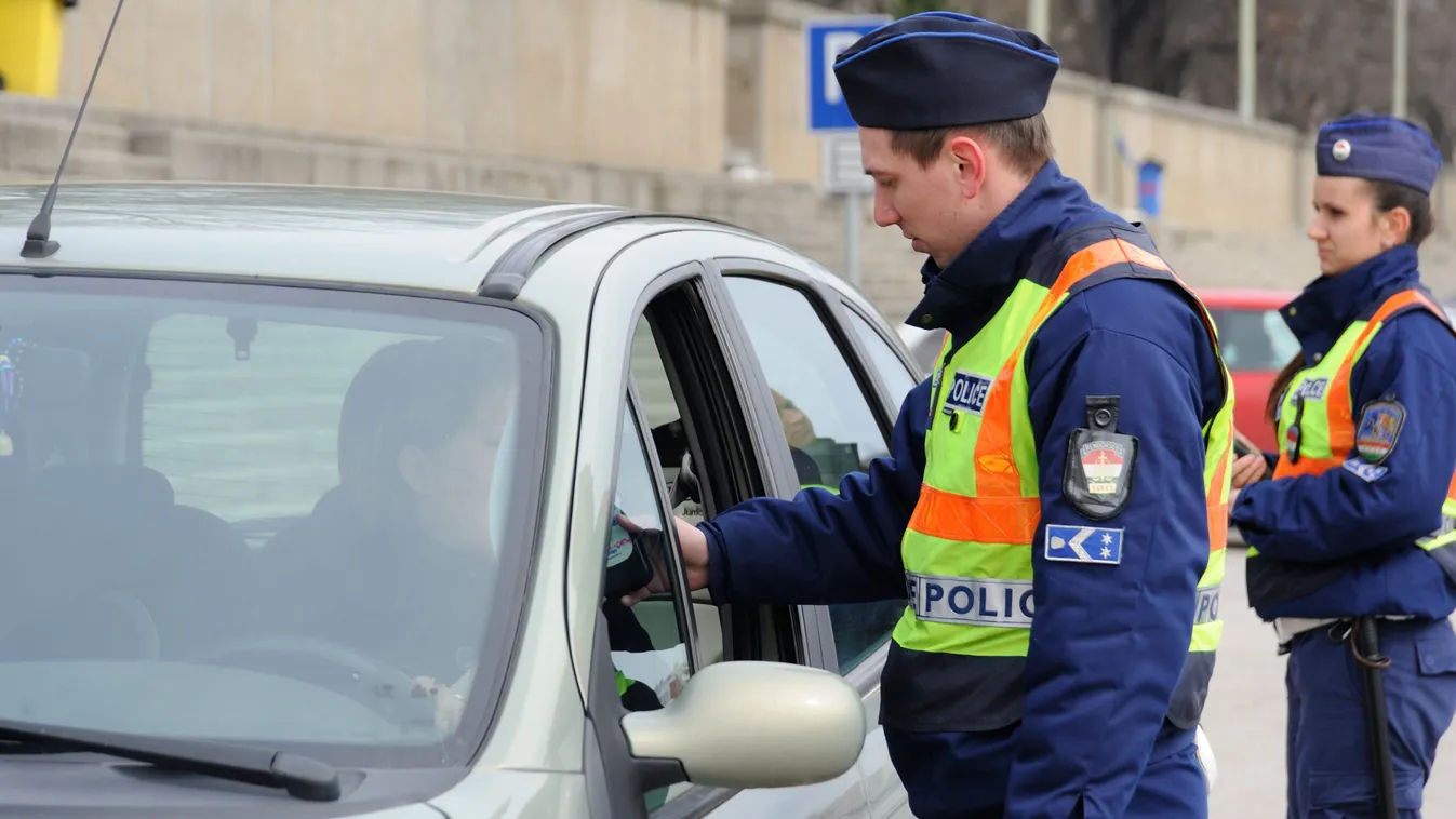FOTÓ ÁLTALÁNOS közúti ellenőrzés SZEMÉLY Foglalkozás rendőr KÖZLEKEDÉSI ESZKÖZ autó TÁRGY ÖLTÖZÉK láthatósági mellény rendőri intézkedés munkatárs sofőr szondáztat Szeged, 2013. március 29.
A Szegedi Rendőrkapitányság munkatársai szondáztatnak egy sofőrt 