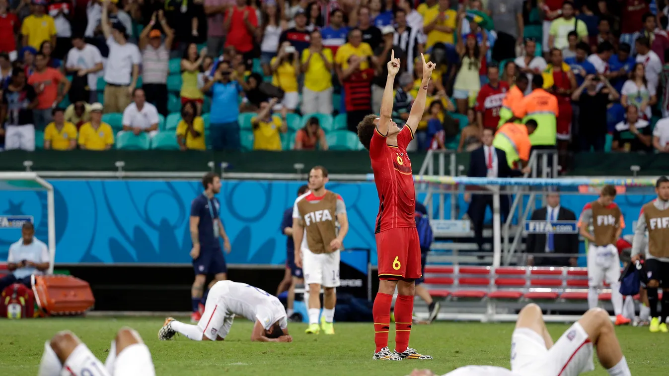 Salvador, 2014. július 1.
A belga Axel Witsel (6) kimerült amerikai játékosok között, miután Belgium 2-1-re győzött az Egyesült Államok ellen a brazíliai labdarúgó-világbajnokság nyolcaddöntőjének hosszabbításában a salvadori Fonte Nova Arénában 2014. júl