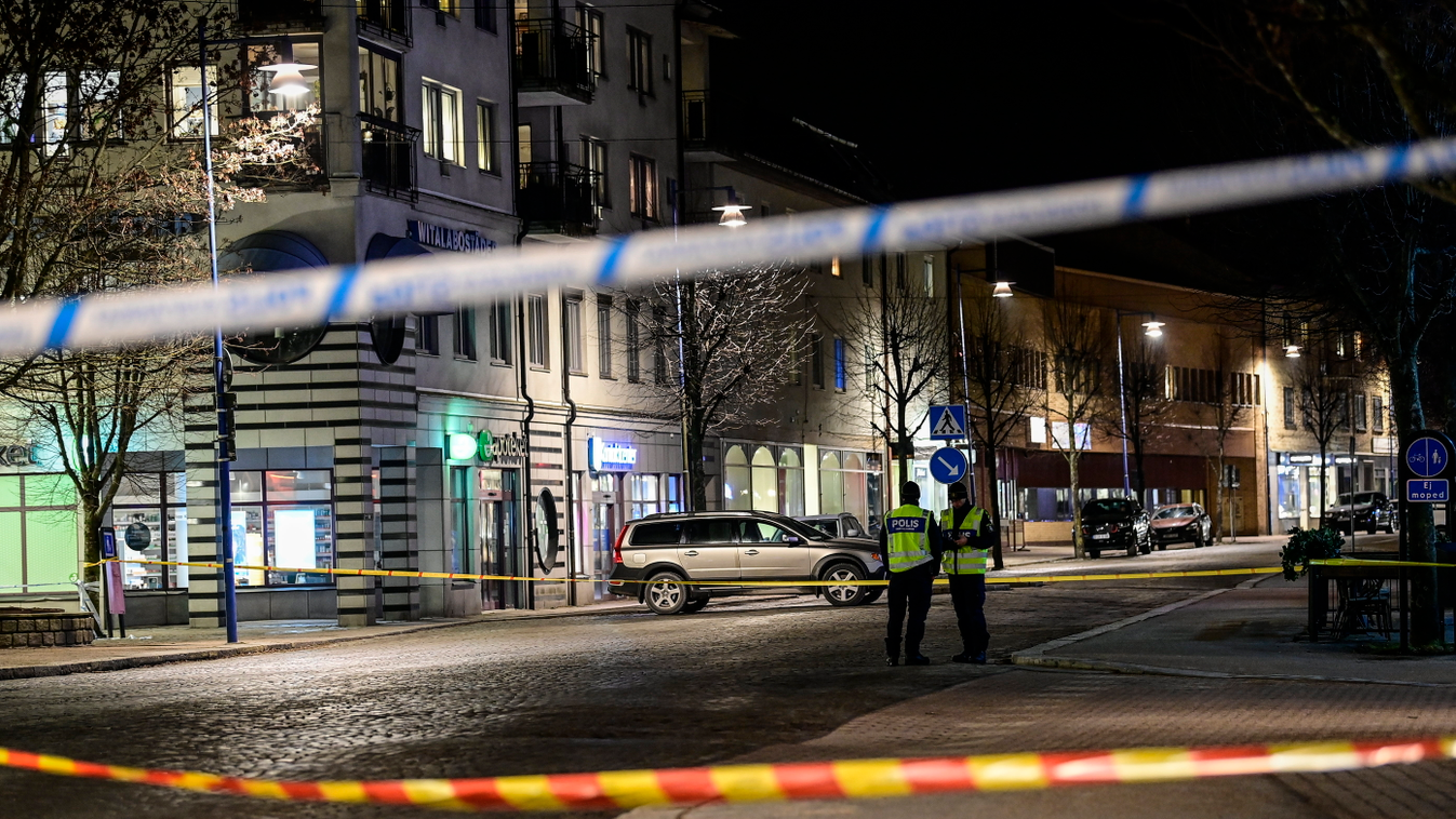 Vetlanda, 2021. március 3.
A helyszínt biztosítják rendőrök Vetlandában 2021. március 3-án, miután egy férfi több embert megkéselt a dél-svédországi kisvárosban. A rendőrség feltételezett terrorcselekményként vizsgálja az ügyet. A tettest meglőtték és őri