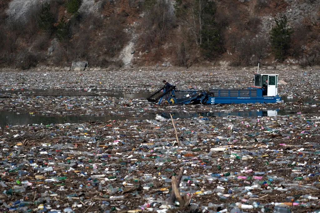 Visegrad, Drina folyó, hulladék, szemét, bosznia-hercegovina,  
 dolgozik FOLYÓ hajó HÉTKÖZNAPI hulladék KÖZLEKEDÉSI ESZKÖZ munkagép szemét TÁJ takarít takarítás TÁRGY 