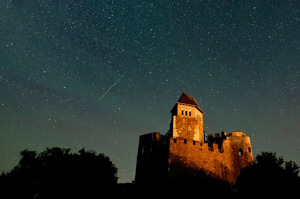 Lenyűgöző képeken a Perseida meteorraj a hollókői vár felett, galéria, 2023 