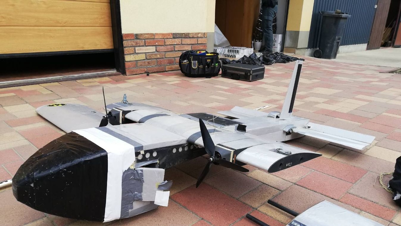 merevszárnyú repülőt találtak egy tiszabezdédi házban 