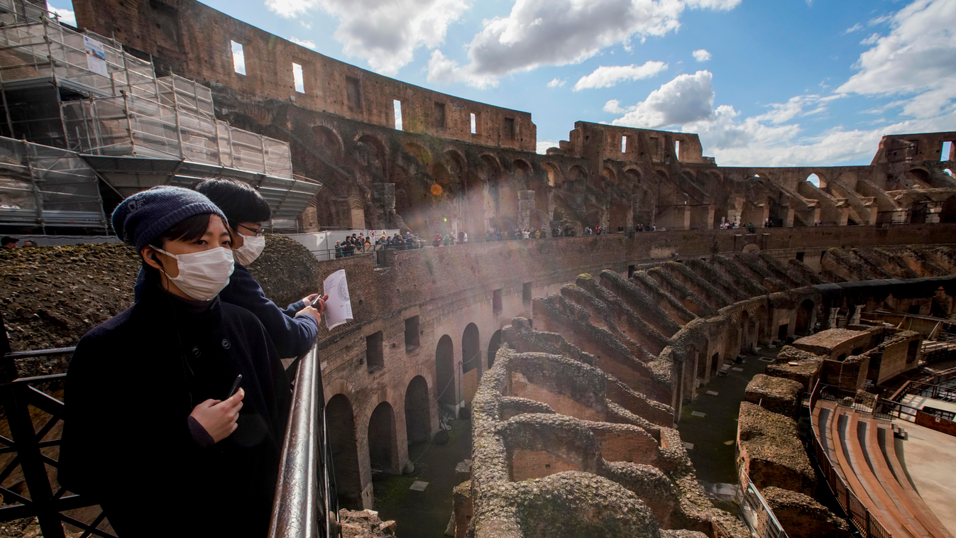 Róma, 2020. március 7.
Egészségügyi maszkos turisták látogatják a római Colosseumot 2020. március 7-én. Olaszországban egy nap alatt 1145-tel nőtt a tüdőgyulladást okozó újkoronavírus-járvány fertőzöttjeinek száma, vagyis közel megduplázódott. A gyógyulta
