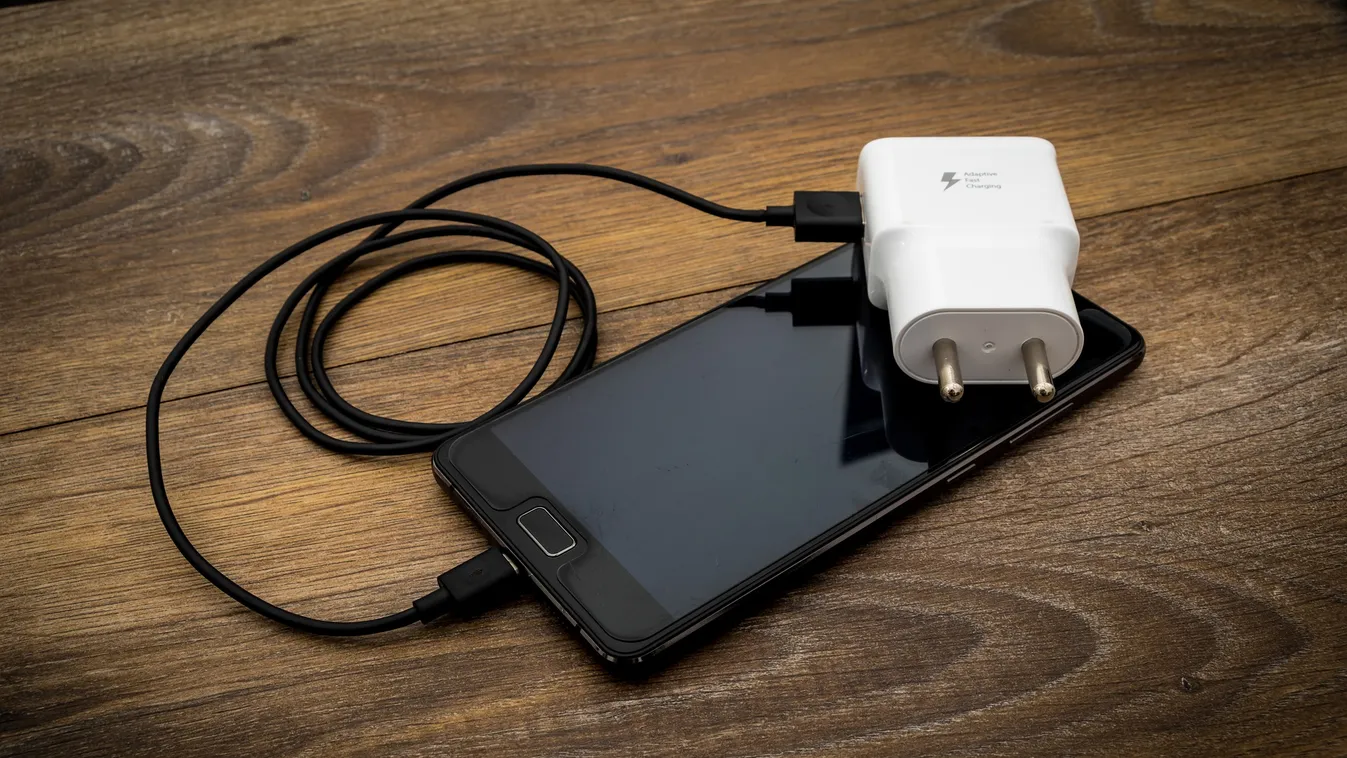 telefontöltő phone charger charging okostelefon 