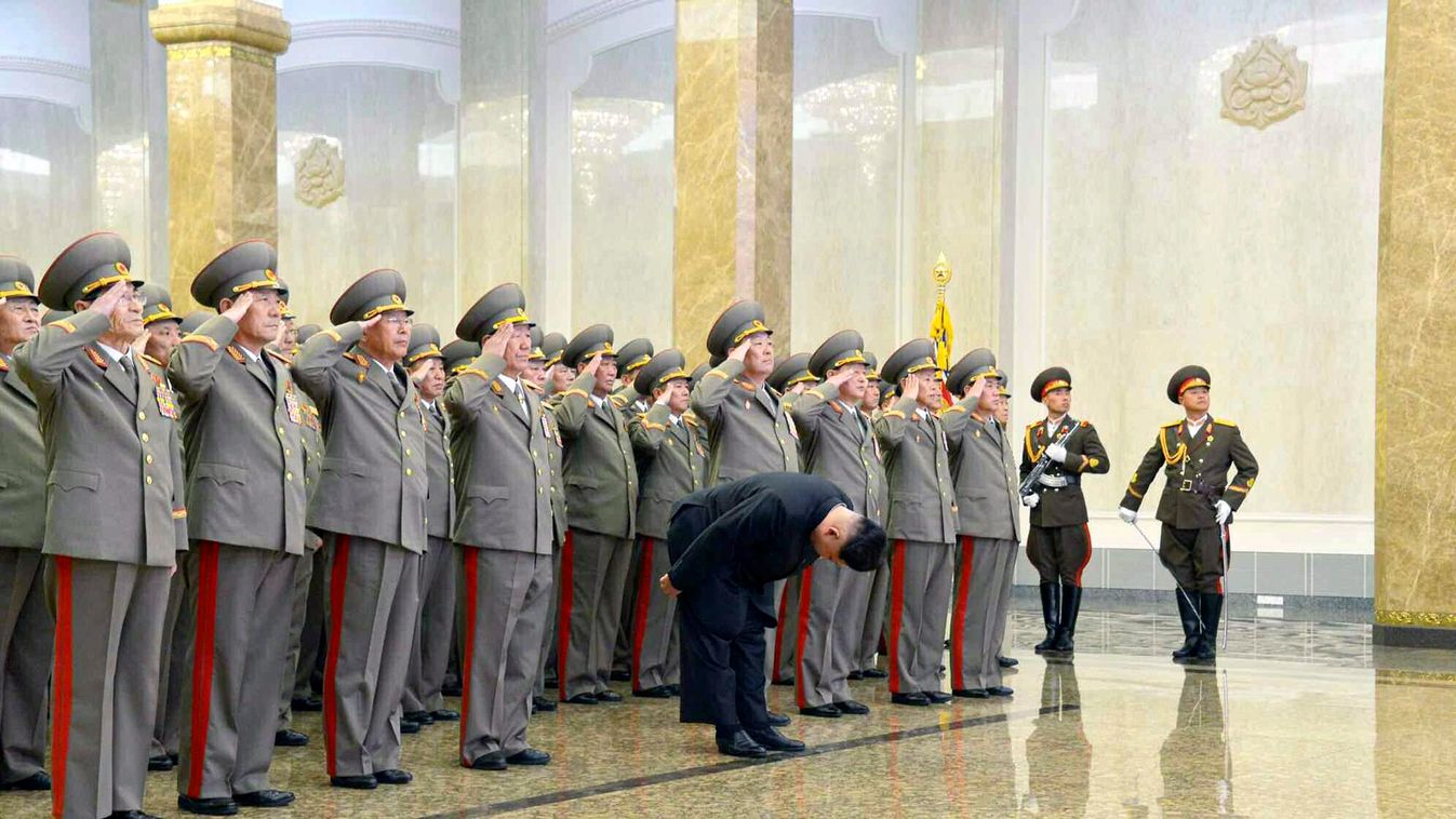 KIM Dzsong Il; KIM Dzsong Un Phenjan, 2015. február 16.
A Rodong Sinmun észak-koreai kommunista pártlap által közzétett képen Kim Dzsong Un első számú észak-koreai vezető, a Koreai Munkapárt első titkára (k) magas rangú katonai vezetők kíséretében meghajo