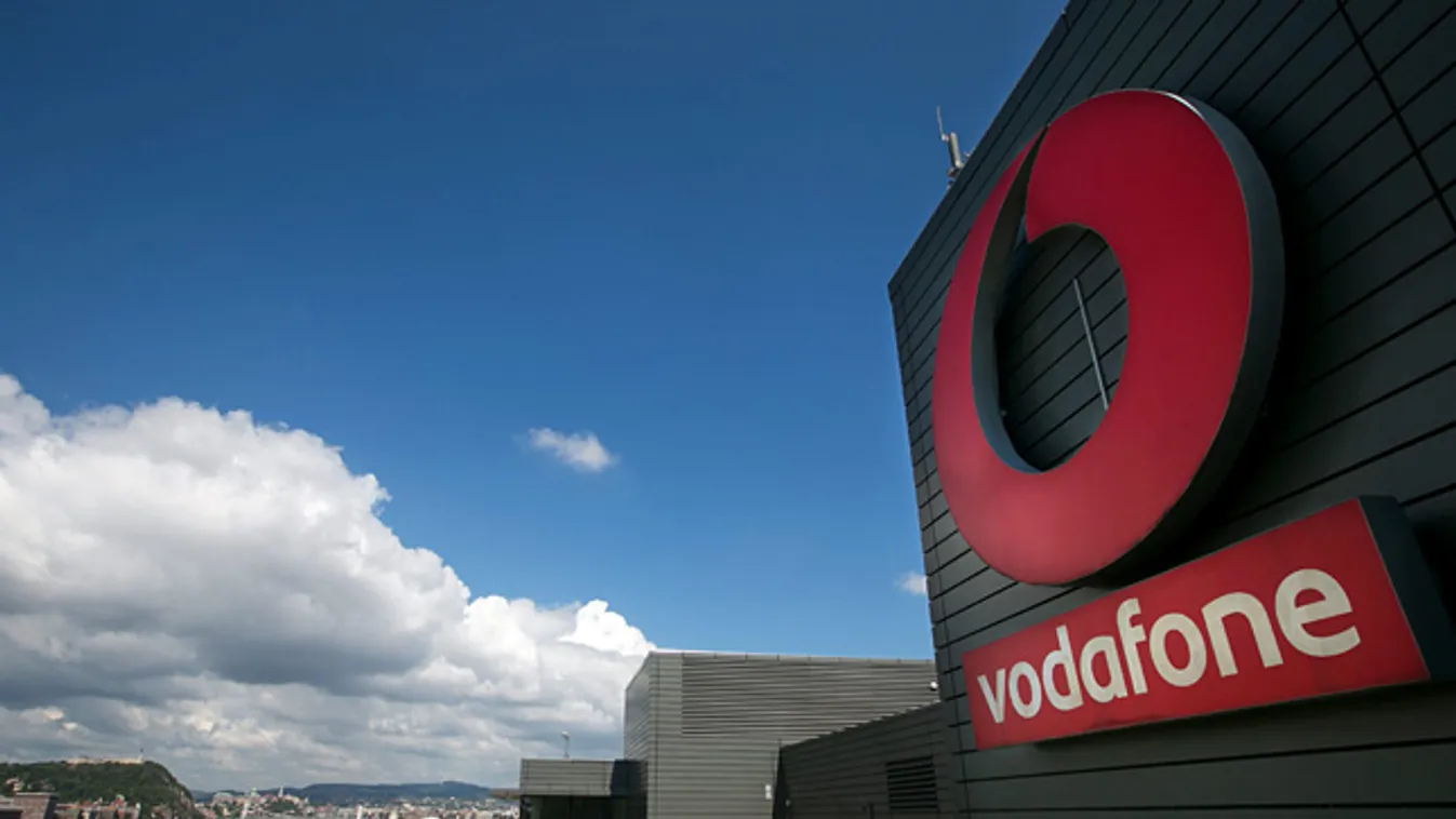 Logó a Vodafone Magyarország Zrt. székházának oldalán, a IX. kerület Lechner Ödön fasorban 2012. július 30-án 