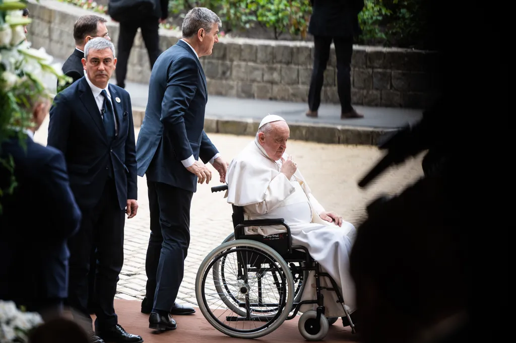 ÚJ NAGY KÉPEK Ferencpápa2023, Ferenc pápa, pápalátogatás, háromnapos apostoli látogatás, Ferenc pápa magyarországi látogatása, Magyarország, péntek, 2023, Árpád-házi Szent Erzsébet-templom, Rózsák tere, 