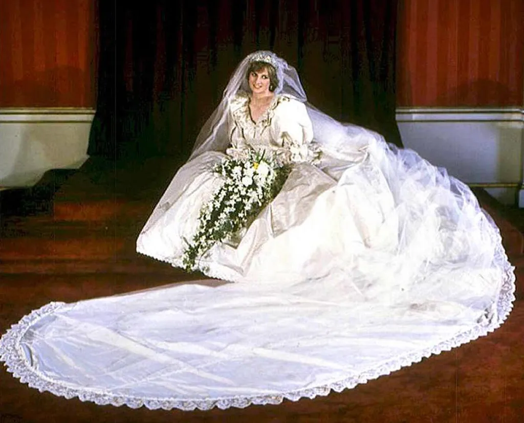 Princess Diana (R) posing in her wedding dress on  29 July 1981 and Kate, Duchess of Cambridge and her husband Prince William during their wedding ceremony at Westminster Abbey Királyi esküvői ruhák 4. 