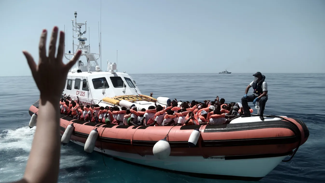 ÁLTALÁNOS KULCSSZÓ hajó KÖZLEKEDÉSI ESZKÖZ menekült menekültválság mentés mentőhajó migráns SZEMÉLY 