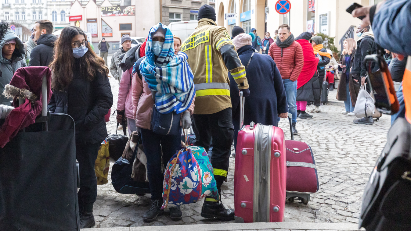 Ukrán válság 2022, Ukrajna, ukrán, Lengyelország, lengyel, menekült, menekültek, emberek, vasútállomás, érkezés, érkeznek 