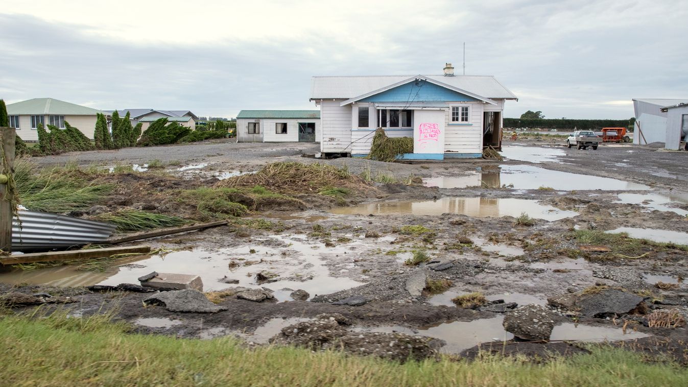Hawke's Bay, 2023. február 17.
A Gabrielle névre keresztelt ciklon pusztításának nyomai az északi szigeten levő Hawke's Bay településen 2023. február 17-én, a trópusi vihar elvonulása után négy nappal. A ciklon okozta áradások és földcsuszamlások következ