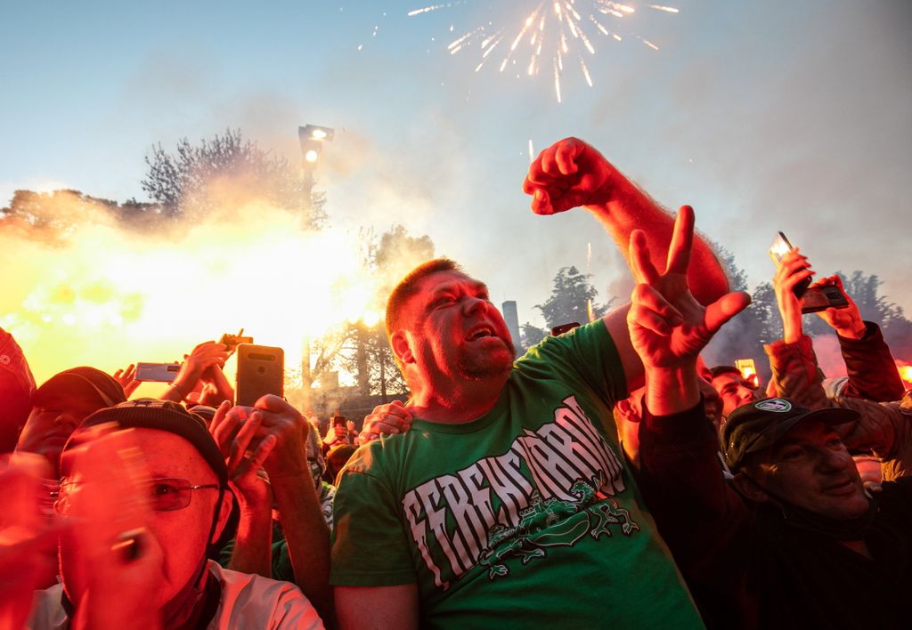 Szurkolók ünnepelnek, miután a Ferencváros labdarúgói átvették az aranyérmet és a bajnokcsapatnak járó kupát a Groupama Arénában 