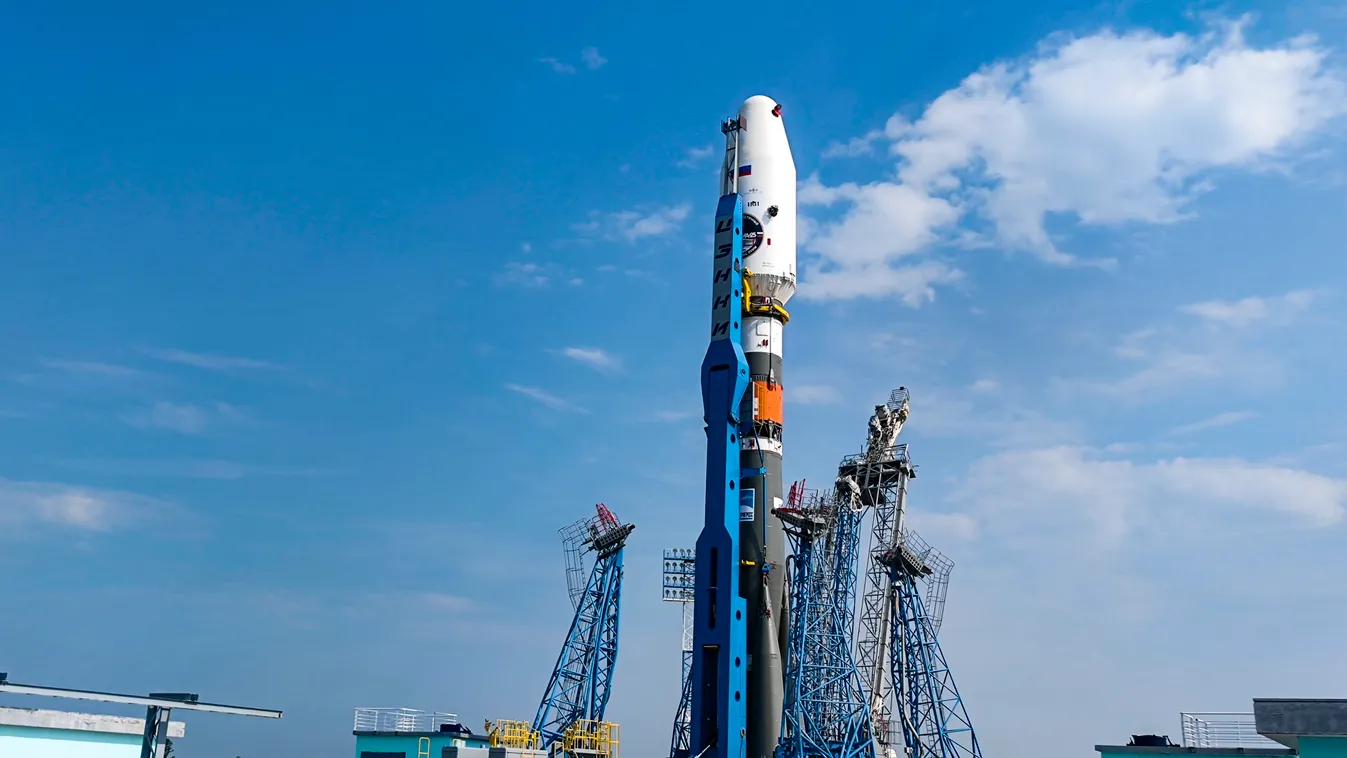 Vosztocsnij űrrepülőtér, 2023. augusztus 8.
A Roszkoszmosz orosz állami űrügynökség felvételén fellövésre készítik elő a Szojuz-2.1b hordozórakétával összekapcsolt Hold-kutató Luna-25 leszállóegységet az orosz Távol-Keleten, az Amuri területen levő Voszto