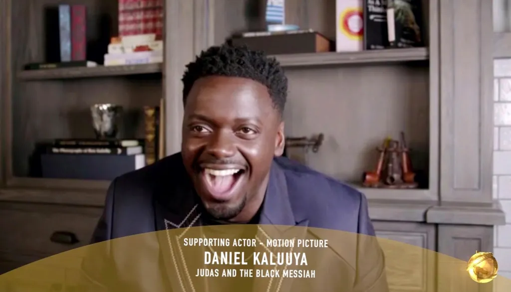 Beverly Hills, 2021. március 1.
Az NBC amerikai médiaválallat által közreadott, videofelvételről készült képen Daniel Kaluuya brit színész átveszi a legjobb férfi mellékszereplőnek járó díjat a Judas and the Black Messiah című filmben nyújtott alakításáér