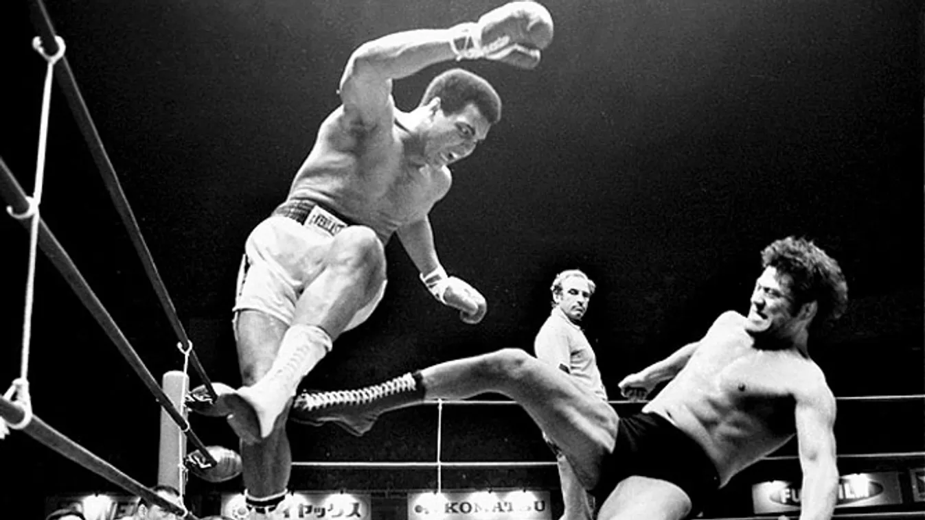 Boxer Muhammad Ali (L) fights with wrestler Antonio Inoki at Nihon Budokan on June 26, 1976 in Tokyo, Japan. 