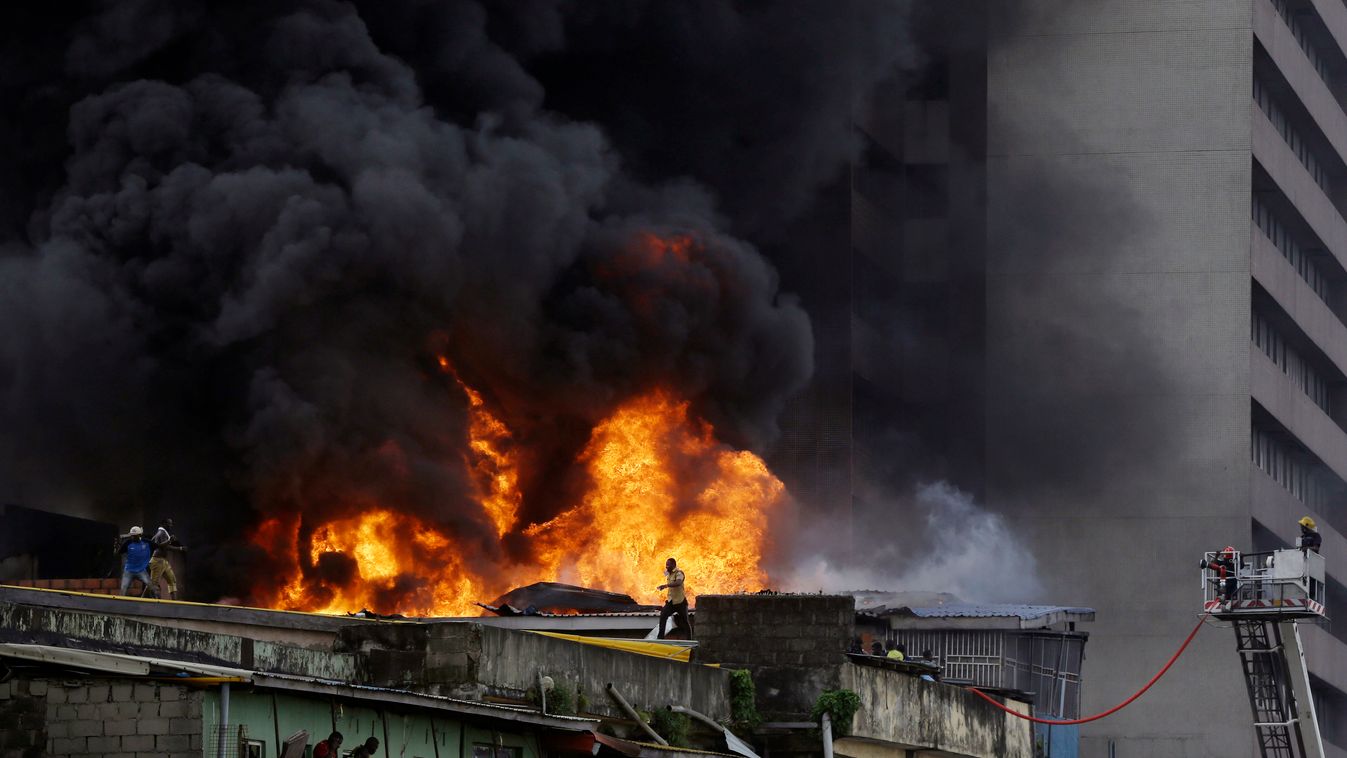 Lagos, 2019. november 5.
Tűzoltók dolgoznak a lángok megfékezésén egy ötemeletes épület tetején a lagosi Balogun piacon 2019. november 5-én.
MTI/AP/Sunday Alamba 