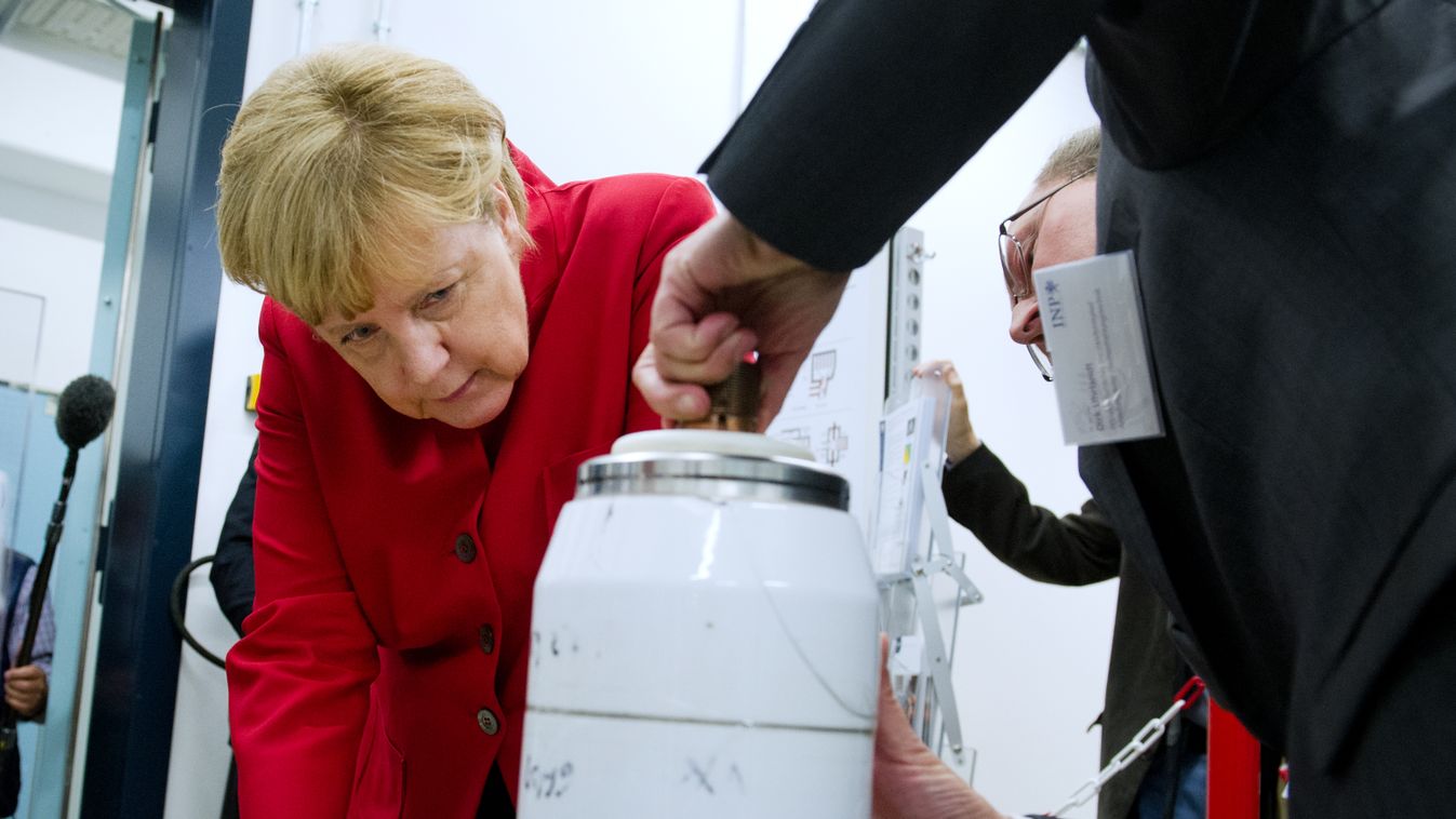 German Chancellor Merkel in Greifswald Workers GROUP PICTURE Angela Merkel 